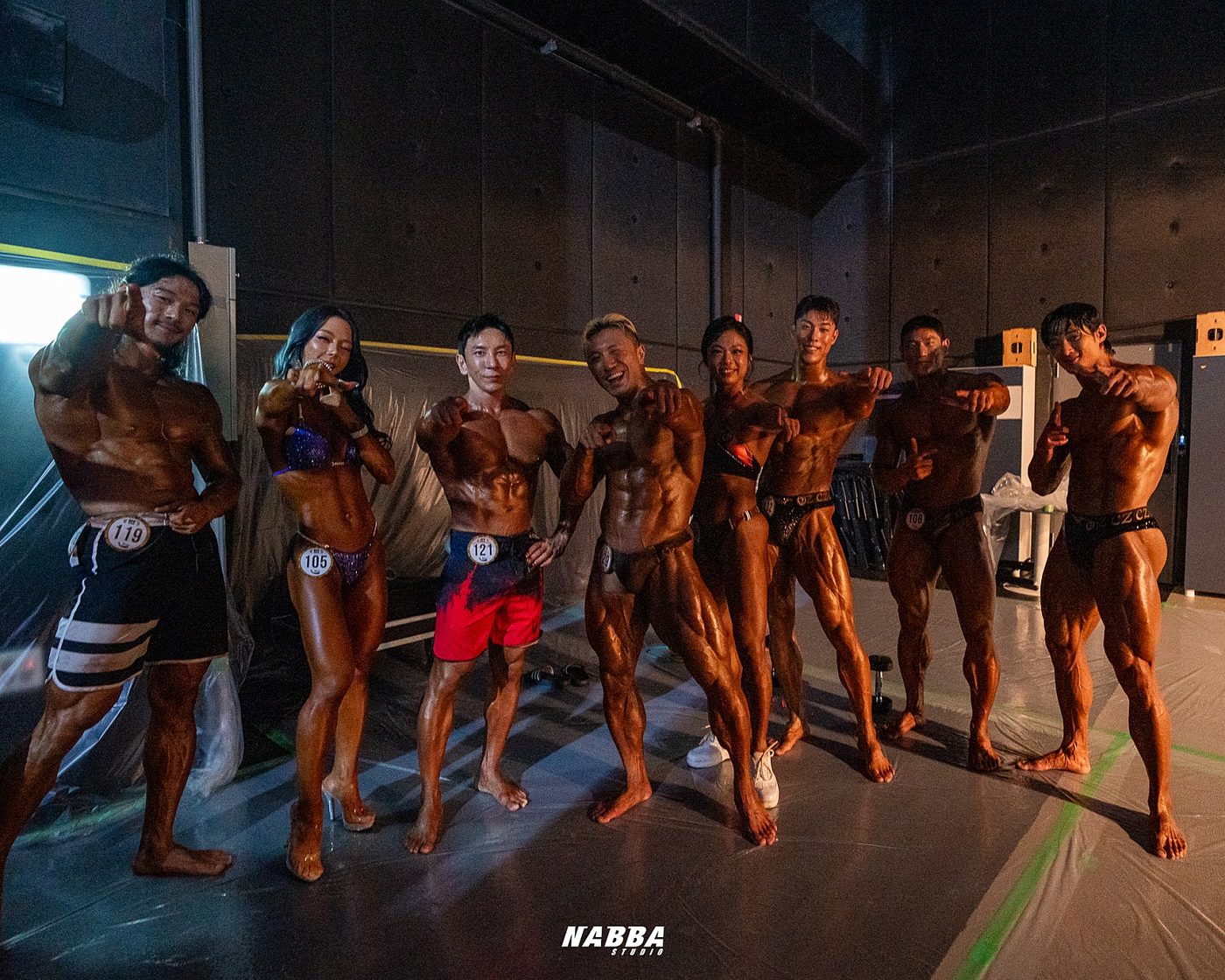 무대 뒤에서 함께 선 선수들